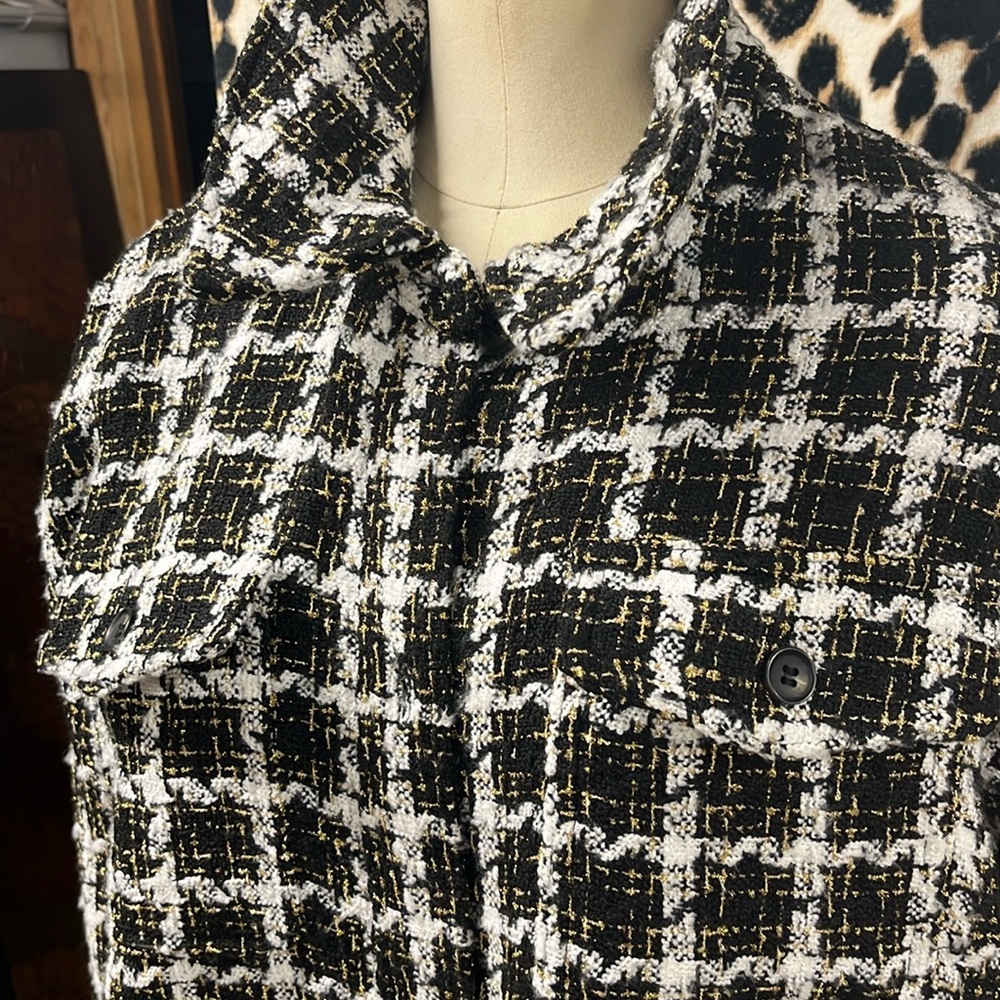 Great holiday shaket.  Has gold threads with black and cream.